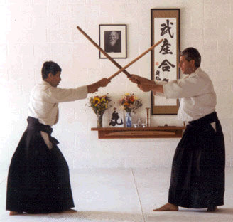 Durante la lezione di ki-aikido si impara la difesa da armi moderni e tradizionali
