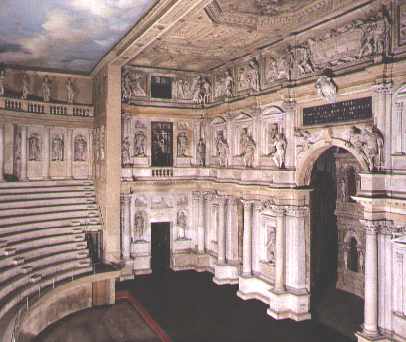 Il suggestivo interno del Teatro Olimpico riproduce un odeon romano.