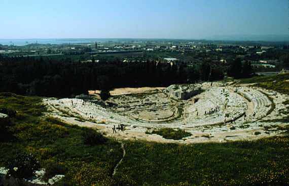 Il teatro greco di Siracusa ha la vista sul mare.