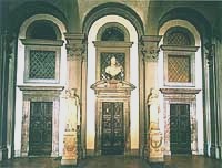 Tutto quello che rimane dell'imponente teatro fiorentino è la scalinata monumentale e l'ingresso.